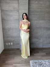 Cargar imagen en el visor de la galería, Sodi - Vestido largo strapless satinado amarillo
