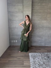 Cargar imagen en el visor de la galería, Juliette - Vestido largo plisado olivo