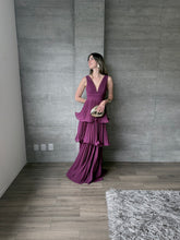 Cargar imagen en el visor de la galería, Juliette - Vestido largo plisado con olanes ciruela