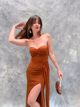 Cargar imagen en el visor de la galería, Barbadillo - Vestido largo de mesh con corset color terracota