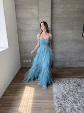 Cargar imagen en el visor de la galería, Ello - Vestido largo hombros caídos de tul azul claro