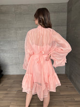 Cargar imagen en el visor de la galería, Caliope - Vestido corto rosa con olanes