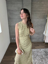 Cargar imagen en el visor de la galería, Praline - Vestido midi crochet verde salvia