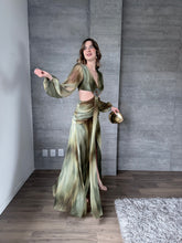 Cargar imagen en el visor de la galería, Noor - Vestido largo con mangas estampado color olivo