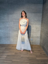 Cargar imagen en el visor de la galería, Maelle - Vestido halter con detalle de flor blanco