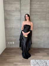 Cargar imagen en el visor de la galería, Sodi - Vestido largo strapless satinado negro