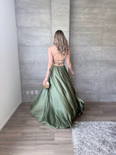 Cargar imagen en el visor de la galería, Mencía - Vestido largo de satín olivo