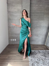 Cargar imagen en el visor de la galería, Renata- Vestido largo satinado asimétrico verde azulado