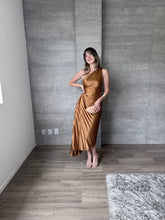 Cargar imagen en el visor de la galería, Nicola - Vestido midi plisado ocre