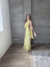 Cargar imagen en el visor de la galería, Milah - Vestido largo halter de satin amarillo