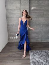 Cargar imagen en el visor de la galería, Manuela - Vestido largo con olanes azul rey