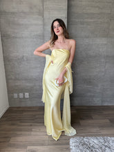Cargar imagen en el visor de la galería, Sodi - Vestido largo strapless satinado amarillo