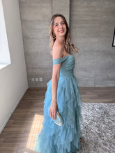Cargar imagen en el visor de la galería, Ello - Vestido largo hombros caídos de tul azul claro