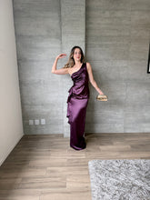 Cargar imagen en el visor de la galería, Duna - Vestido largo satinado morado