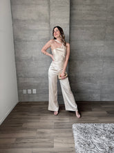 Cargar imagen en el visor de la galería, Lume - Jumpsuir de satin color champagne