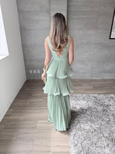 Cargar imagen en el visor de la galería, Juliette - Vestido largo plisado con olanes verde sage