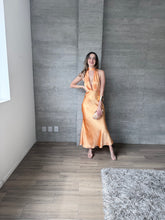 Cargar imagen en el visor de la galería, Soho - Vestido largo satinado naranja