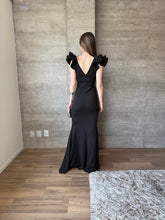 Cargar imagen en el visor de la galería, Marissa - Vestido largo con olanes en hombros negro