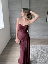 Cargar imagen en el visor de la galería, Barbadillo - Vestido largo de mesh con corset vino