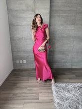 Cargar imagen en el visor de la galería, Francesca - Vestido largo satinado hot pink