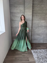 Cargar imagen en el visor de la galería, Donatella - Vestido largo con una manga olivo