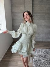 Cargar imagen en el visor de la galería, Mindy - Vestido mini satinado de manga larga color menta
