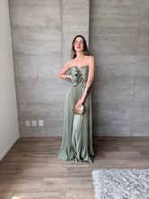 Cargar imagen en el visor de la galería, Loretta - Vestido largo plisado verde sage