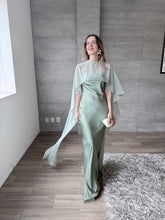 Cargar imagen en el visor de la galería, Sodi - Vestido largo satinado con capa color verde