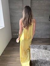 Cargar imagen en el visor de la galería, Milah - Vestido largo halter de satin amarillo