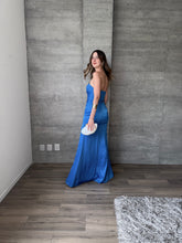 Cargar imagen en el visor de la galería, Clementine - Vestido largo strapless azul