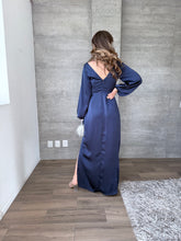 Cargar imagen en el visor de la galería, Cecile - Vestido largo con mangas azul marino