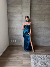 Cargar imagen en el visor de la galería, Marena - Vestido strapless de satín verde azulado