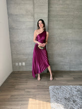 Cargar imagen en el visor de la galería, Nicola - Vestido midi plisado magenta