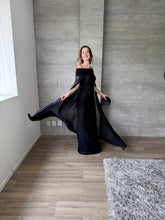 Cargar imagen en el visor de la galería, Venus - Vestido largo strapless con capa negro