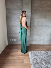Cargar imagen en el visor de la galería, Piera - Vestido largo satinado verde