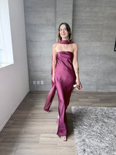 Cargar imagen en el visor de la galería, Sodi - Vestido largo de satín con capa color ciruela