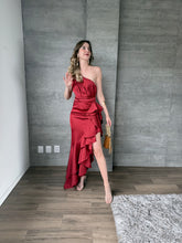 Cargar imagen en el visor de la galería, Galatea - Vestido asimétrico de satín color burdeos