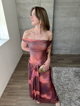 Cargar imagen en el visor de la galería, Seraphine - Vestido largo de mesh fuchsia multi