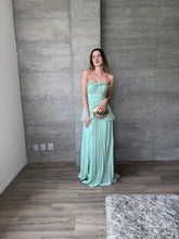 Cargar imagen en el visor de la galería, Palmares - Vestido largo plisado verde menta