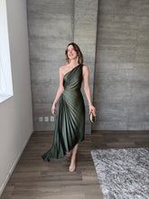 Cargar imagen en el visor de la galería, Nicola - Vestido midi plisado olivo