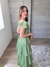 Cargar imagen en el visor de la galería, Viña - Vestido largo con olanes olivo