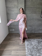 Cargar imagen en el visor de la galería, Perlaire - Vestido largo satinado rosa palo