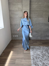 Cargar imagen en el visor de la galería, Bleu - Vestido largo satinado con capa azul