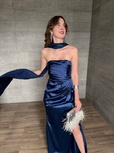 Cargar imagen en el visor de la galería, Marena - Vestido largo satinado strapless azul marino