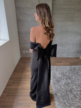 Cargar imagen en el visor de la galería, Rossana - Vestido negro con moño en espalda