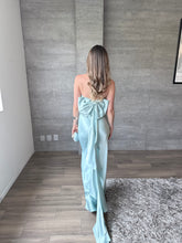Cargar imagen en el visor de la galería, Caliz - Vestido largo satinado azul claro