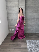 Cargar imagen en el visor de la galería, Milana - Vestido largo strapless ciruela
