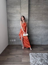 Cargar imagen en el visor de la galería, Duna - Vestido largo satinado naranja
