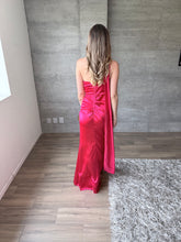 Cargar imagen en el visor de la galería, Romina - Vestido largo satinado color frambuesa