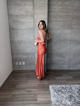 Cargar imagen en el visor de la galería, Lille - Vestido largo satín naranja